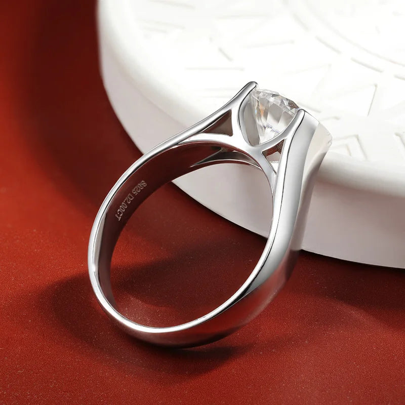 Exquisite Moissanite Wedding Ring